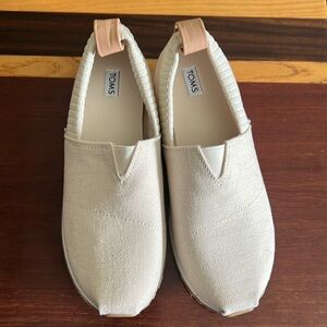 Brand new, unworn Toms Resident 2.0. No box.